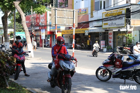 Tài xế, shipper Đà Nẵng hoạt động trở lại, hồi hộp như thuở mới vào nghề - Ảnh 2. Tài xế, shipper Đà Nẵng hoạt động trở lại, hồi hộp như thuở mới vào nghề - Ảnh 2.