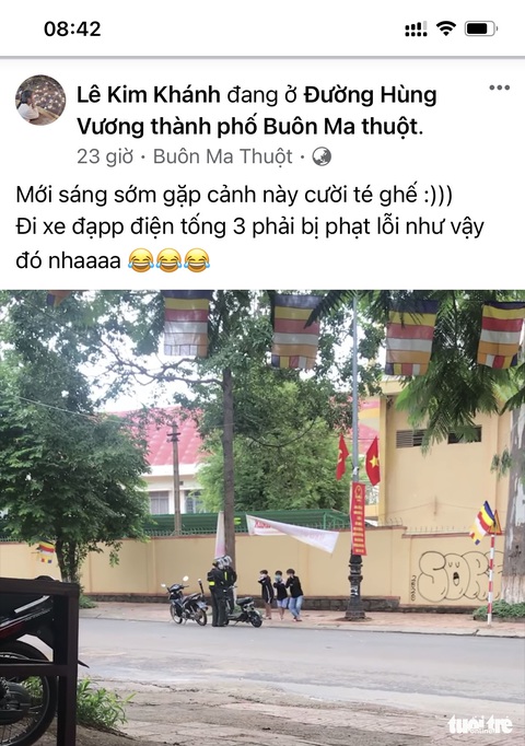 3 học sinh không đội mũ bảo hiểm bị phạt ‘thụt dầu’, dân mạng khen cảnh sát phạt quá hay - Ảnh 2. 3 học sinh không đội mũ bảo hiểm bị phạt ‘thụt dầu’, dân mạng khen cảnh sát phạt quá hay - Ảnh 2.