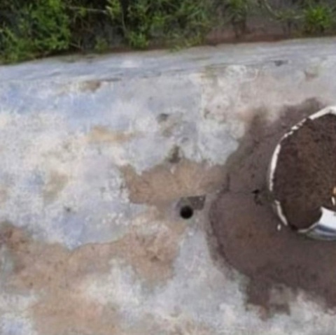 Hàng trăm ngôi mộ tại Thái Bình bỗng dưng bị khoan lỗ - Ảnh 2. Hàng trăm ngôi mộ tại Thái Bình bỗng dưng bị khoan lỗ - Ảnh 2.