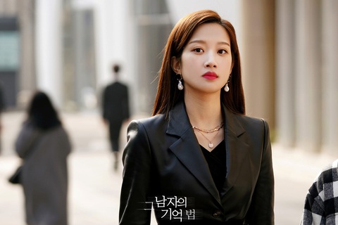 Moon Ga Young và mối tình định mệnh trong Tìm em trong ký ức - Ảnh 4. Moon Ga Young và mối tình định mệnh trong Tìm em trong ký ức - Ảnh 4.