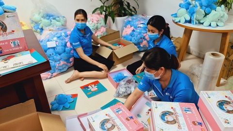 Bác sĩ tuyến đầu hẹn con ngày mẹ trở về an toàn, ba mẹ con mình sẽ ôm nhau thật lâu - Ảnh 2. Bác sĩ tuyến đầu hẹn con ngày mẹ trở về an toàn, ba mẹ con mình sẽ ôm nhau thật lâu - Ảnh 2.