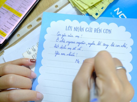 Bác sĩ tuyến đầu hẹn con ngày mẹ trở về an toàn, ba mẹ con mình sẽ ôm nhau thật lâu - Ảnh 1. Bác sĩ tuyến đầu hẹn con ngày mẹ trở về an toàn, ba mẹ con mình sẽ ôm nhau thật lâu - Ảnh 1.