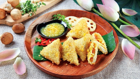 Cuốn ngũ sắc mùa Phật đản: Đừng nêm cục bực vào món ăn - Ảnh 1. Cuốn ngũ sắc mùa Phật đản: Đừng nêm cục bực vào món ăn - Ảnh 1.