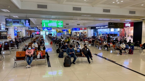 Nước sát khuẩn tay ở sân bay Nội Bài là nước lã? - Ảnh 1. Nước sát khuẩn tay ở sân bay Nội Bài là nước lã? - Ảnh 1.