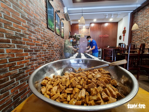 Nhà hàng nấu cơm tặng lực lượng chống dịch - Ảnh 6. Nhà hàng nấu cơm tặng lực lượng chống dịch - Ảnh 6.