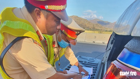Phải đi gần 300 km để đóng phạt nguội - Ảnh 1. Phải đi gần 300 km để đóng phạt nguội - Ảnh 1.