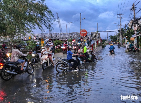Không mưa, triều cường không lớn nhưng Mễ Cốc ở quận 8 vẫn ngập lênh láng - Ảnh 9. Không mưa, triều cường không lớn nhưng Mễ Cốc ở quận 8 vẫn ngập lênh láng - Ảnh 9.