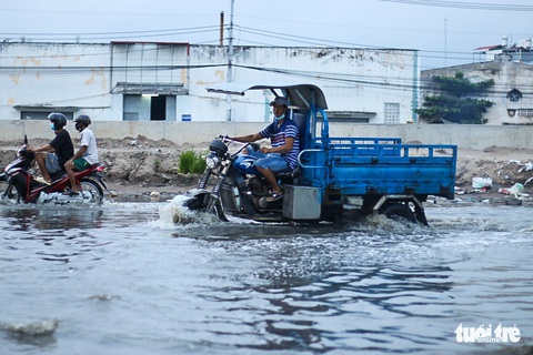 Không mưa, triều cường không lớn nhưng Mễ Cốc ở quận 8 vẫn ngập lênh láng - Ảnh 4. Không mưa, triều cường không lớn nhưng Mễ Cốc ở quận 8 vẫn ngập lênh láng - Ảnh 4.