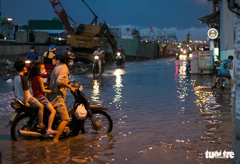 Không mưa, triều cường không lớn nhưng Mễ Cốc ở quận 8 vẫn ngập lênh láng - Ảnh 11. Không mưa, triều cường không lớn nhưng Mễ Cốc ở quận 8 vẫn ngập lênh láng - Ảnh 11.