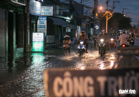 Không mưa, triều cường không lớn nhưng Mễ Cốc ở quận 8 vẫn ngập lênh láng - Ảnh 12. Không mưa, triều cường không lớn nhưng Mễ Cốc ở quận 8 vẫn ngập lênh láng - Ảnh 12.