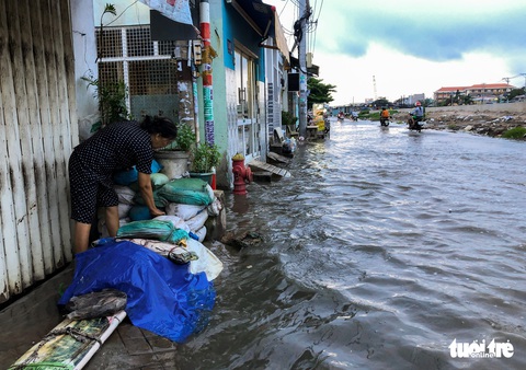 Không mưa, triều cường không lớn nhưng Mễ Cốc ở quận 8 vẫn ngập lênh láng - Ảnh 6. Không mưa, triều cường không lớn nhưng Mễ Cốc ở quận 8 vẫn ngập lênh láng - Ảnh 6.
