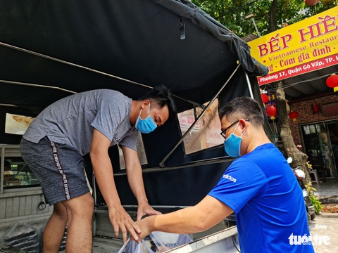 Nhà hàng nấu cơm tặng lực lượng chống dịch - Ảnh 11. Nhà hàng nấu cơm tặng lực lượng chống dịch - Ảnh 11.
