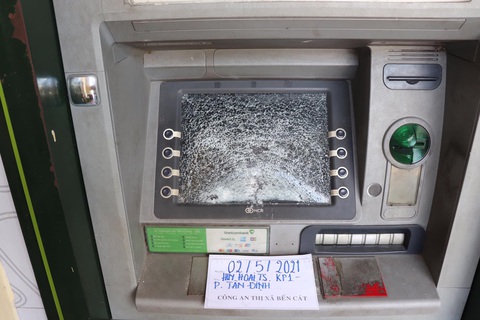 Người đập phá hàng loạt trụ ATM có biểu hiện tâm thần bất thường - Ảnh 2. Người đập phá hàng loạt trụ ATM có biểu hiện tâm thần bất thường - Ảnh 2.
