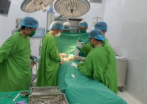 Phẫu thuật thành công cho cô gái mắc bệnh chim sệ cánh 17 năm không thể khép vai - Ảnh 1. Phẫu thuật thành công cho cô gái mắc bệnh chim sệ cánh 17 năm không thể khép vai - Ảnh 1.