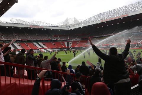 Trận Man Utd - Liverpool bị hoãn vì cổ động viên bạo loạn - Ảnh 1. Trận Man Utd - Liverpool bị hoãn vì cổ động viên bạo loạn - Ảnh 1.