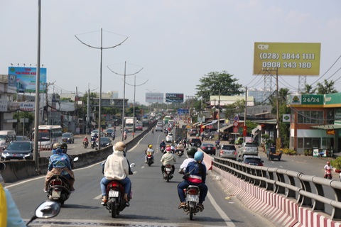 Cả nước nắng nóng, người miền Tây đội nắng trở lại TP.HCM sau lễ - Ảnh 1. Cả nước nắng nóng, người miền Tây đội nắng trở lại TP.HCM sau lễ - Ảnh 1.