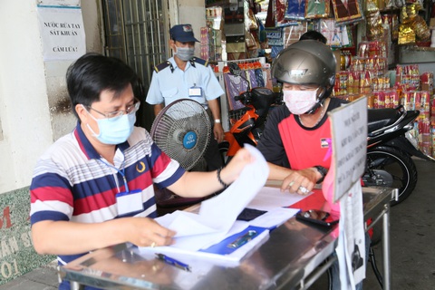 Bà Rịa - Vũng Tàu: Đi từng điểm công cộng xử phạt người không đeo khẩu trang - Ảnh 5. Bà Rịa - Vũng Tàu: Đi từng điểm công cộng xử phạt người không đeo khẩu trang - Ảnh 5.