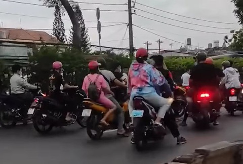 Quái xế lại chặn quốc lộ 22 để quậy lúc tảng sáng - Ảnh 4. Quái xế lại chặn quốc lộ 22 để quậy lúc tảng sáng - Ảnh 4.