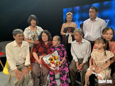 Như chưa hề có cuộc chia ly: Nước mắt giàn giụa ngày đoàn tụ sau gần 50 năm - Ảnh 3. Như chưa hề có cuộc chia ly: Nước mắt giàn giụa ngày đoàn tụ sau gần 50 năm - Ảnh 3.