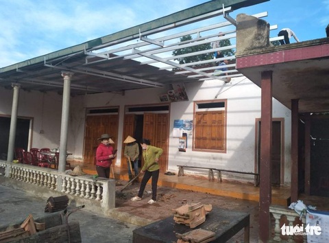 Hàng loạt nhà dân Hà Tĩnh tốc mái, hư hỏng nặng do lốc xoáy - Ảnh 1. Hàng loạt nhà dân Hà Tĩnh tốc mái, hư hỏng nặng do lốc xoáy - Ảnh 1.