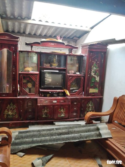 Hàng loạt nhà dân Hà Tĩnh tốc mái, hư hỏng nặng do lốc xoáy - Ảnh 2. Hàng loạt nhà dân Hà Tĩnh tốc mái, hư hỏng nặng do lốc xoáy - Ảnh 2.