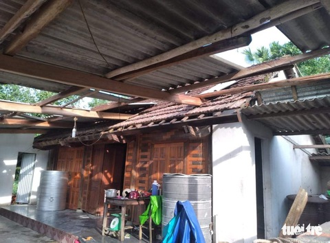 Hàng loạt nhà dân Hà Tĩnh tốc mái, hư hỏng nặng do lốc xoáy - Ảnh 3. Hàng loạt nhà dân Hà Tĩnh tốc mái, hư hỏng nặng do lốc xoáy - Ảnh 3.