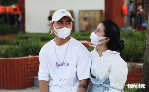 Người dân trở lại TP Vinh sau kỳ nghỉ lễ phải khai báo y tế - Ảnh 1. Người dân trở lại TP Vinh sau kỳ nghỉ lễ phải khai báo y tế - Ảnh 1.