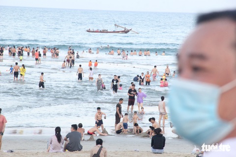 Ngoài phố Đà Nẵng dân mang khẩu trang kín mít, ở biển nhắc mới đeo - Ảnh 8. Ngoài phố Đà Nẵng dân mang khẩu trang kín mít, ở biển nhắc mới đeo - Ảnh 8.