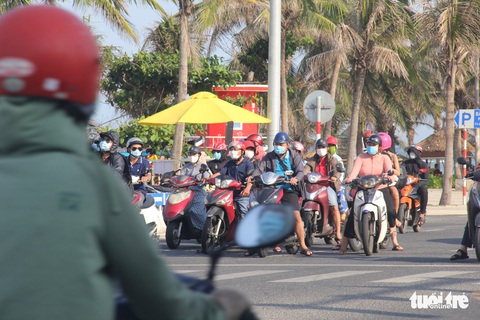 Ngoài phố Đà Nẵng dân mang khẩu trang kín mít, ở biển nhắc mới đeo - Ảnh 2. Ngoài phố Đà Nẵng dân mang khẩu trang kín mít, ở biển nhắc mới đeo - Ảnh 2.