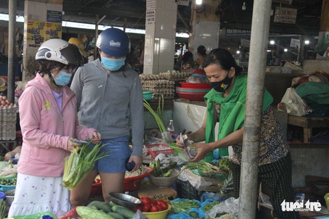 Ngoài phố Đà Nẵng dân mang khẩu trang kín mít, ở biển nhắc mới đeo - Ảnh 3. Ngoài phố Đà Nẵng dân mang khẩu trang kín mít, ở biển nhắc mới đeo - Ảnh 3.