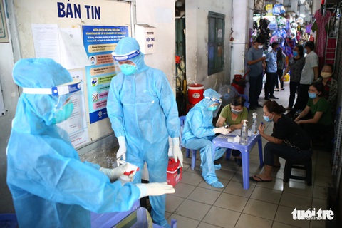 TP.HCM: Người dân bất ngờ khi được lấy mẫu xét nghiệm COVID-19 tại chợ - Ảnh 6. TP.HCM: Người dân bất ngờ khi được lấy mẫu xét nghiệm COVID-19 tại chợ - Ảnh 6.