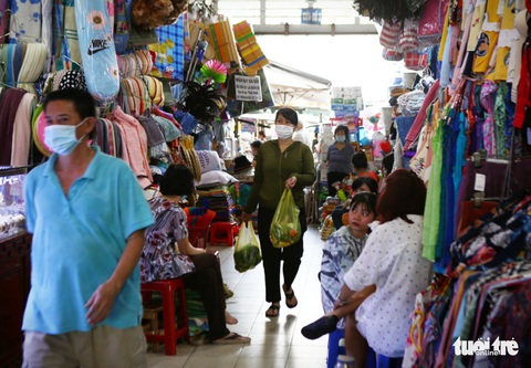 TP.HCM: Người dân bất ngờ khi được lấy mẫu xét nghiệm COVID-19 tại chợ - Ảnh 2. TP.HCM: Người dân bất ngờ khi được lấy mẫu xét nghiệm COVID-19 tại chợ - Ảnh 2.