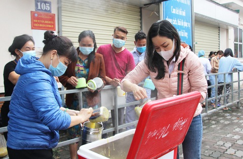 Vào từng khoa mời người nhà bệnh nhân đi nhận cháo nghĩa tình - Ảnh 1. Vào từng khoa mời người nhà bệnh nhân đi nhận cháo nghĩa tình - Ảnh 1.