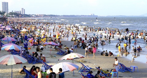 Khách ken đặc khu du lịch: Đừng thả gà ra để đuổi - Ảnh 1. Khách ken đặc khu du lịch: Đừng thả gà ra để đuổi - Ảnh 1.