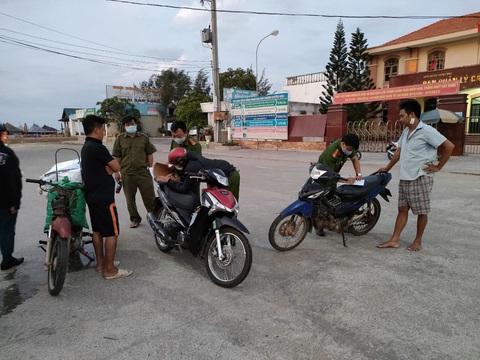 Bà Rịa - Vũng Tàu: Đi từng điểm công cộng xử phạt người không đeo khẩu trang - Ảnh 1. Bà Rịa - Vũng Tàu: Đi từng điểm công cộng xử phạt người không đeo khẩu trang - Ảnh 1.