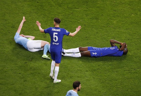 De Bruyne khóc nức nở khi phải rời sân vì chấn thương trong trận chung kết - Ảnh 2. De Bruyne khóc nức nở khi phải rời sân vì chấn thương trong trận chung kết - Ảnh 2.