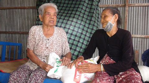 Cụ già 80 tuổi bán rau kiếm tiền tặng người nghèo - Ảnh 1. Cụ già 80 tuổi bán rau kiếm tiền tặng người nghèo - Ảnh 1.