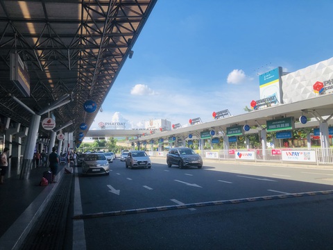 Người dân vội vã mua vé máy bay giờ chót để rời TP.HCM, hãng bay phải tăng chuyến - Ảnh 3. Người dân vội vã mua vé máy bay giờ chót để rời TP.HCM, hãng bay phải tăng chuyến - Ảnh 3.