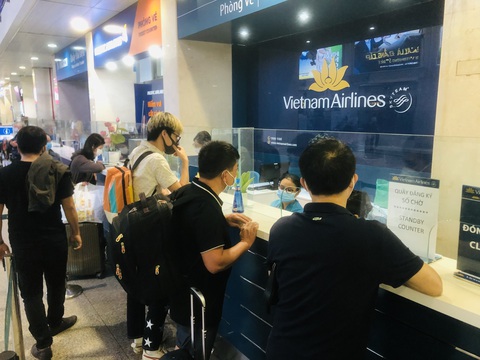 Người dân vội vã mua vé máy bay giờ chót để rời TP.HCM, hãng bay phải tăng chuyến - Ảnh 1. Người dân vội vã mua vé máy bay giờ chót để rời TP.HCM, hãng bay phải tăng chuyến - Ảnh 1.