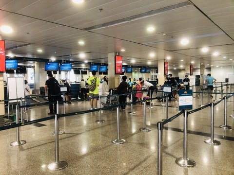 Người dân vội vã mua vé máy bay giờ chót để rời TP.HCM, hãng bay phải tăng chuyến - Ảnh 2. Người dân vội vã mua vé máy bay giờ chót để rời TP.HCM, hãng bay phải tăng chuyến - Ảnh 2.