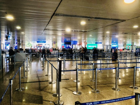 Người dân vội vã mua vé máy bay giờ chót để rời TP.HCM, hãng bay phải tăng chuyến - Ảnh 4. Người dân vội vã mua vé máy bay giờ chót để rời TP.HCM, hãng bay phải tăng chuyến - Ảnh 4.