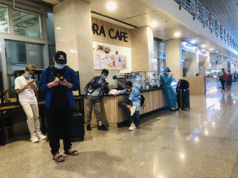 Người dân vội vã mua vé máy bay giờ chót để rời TP.HCM, hãng bay phải tăng chuyến - Ảnh 7. Người dân vội vã mua vé máy bay giờ chót để rời TP.HCM, hãng bay phải tăng chuyến - Ảnh 7.