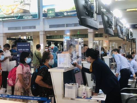 Người dân vội vã mua vé máy bay giờ chót để rời TP.HCM, hãng bay phải tăng chuyến - Ảnh 5. Người dân vội vã mua vé máy bay giờ chót để rời TP.HCM, hãng bay phải tăng chuyến - Ảnh 5.