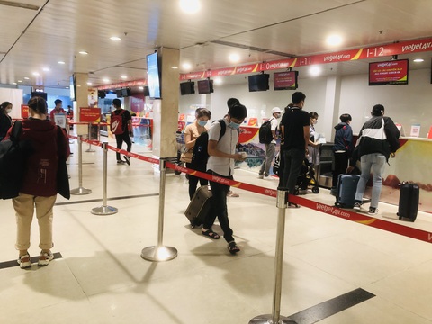 Người dân vội vã mua vé máy bay giờ chót để rời TP.HCM, hãng bay phải tăng chuyến - Ảnh 8. Người dân vội vã mua vé máy bay giờ chót để rời TP.HCM, hãng bay phải tăng chuyến - Ảnh 8.