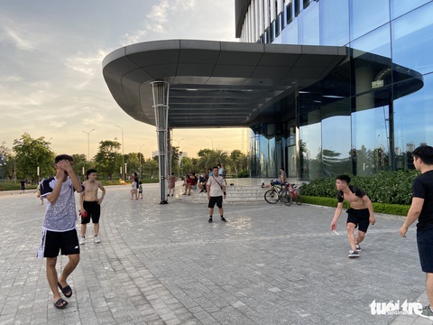 Dân chung cư ở Hà Nội ‘tung tăng’ dắt thú cưng đi dạo, thả diều, tụ tập đá cầu - Ảnh 1. Dân chung cư ở Hà Nội ‘tung tăng’ dắt thú cưng đi dạo, thả diều, tụ tập đá cầu - Ảnh 1.