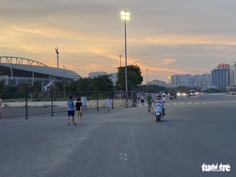 Dân chung cư ở Hà Nội ‘tung tăng’ dắt thú cưng đi dạo, thả diều, tụ tập đá cầu - Ảnh 7. Dân chung cư ở Hà Nội ‘tung tăng’ dắt thú cưng đi dạo, thả diều, tụ tập đá cầu - Ảnh 7.