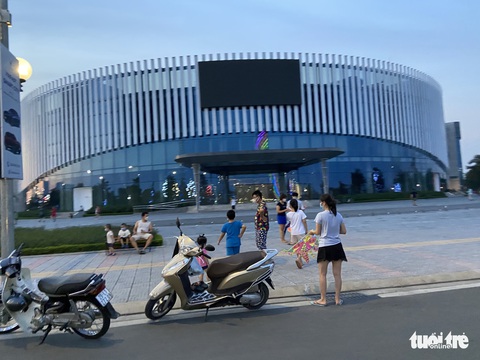 Dân chung cư ở Hà Nội ‘tung tăng’ dắt thú cưng đi dạo, thả diều, tụ tập đá cầu - Ảnh 8. Dân chung cư ở Hà Nội ‘tung tăng’ dắt thú cưng đi dạo, thả diều, tụ tập đá cầu - Ảnh 8.