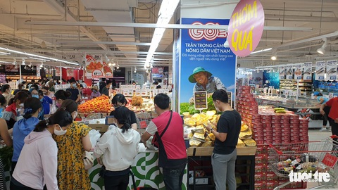 TP.HCM: Nhiều người vội đi mua thực phẩm, siêu thị sẵn sàng tăng nguồn cung - Ảnh 11. TP.HCM: Nhiều người vội đi mua thực phẩm, siêu thị sẵn sàng tăng nguồn cung - Ảnh 11.