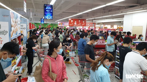 TP.HCM: Nhiều người vội đi mua thực phẩm, siêu thị sẵn sàng tăng nguồn cung - Ảnh 8. TP.HCM: Nhiều người vội đi mua thực phẩm, siêu thị sẵn sàng tăng nguồn cung - Ảnh 8.