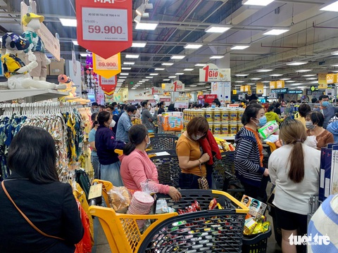 TP.HCM: Nhiều người vội đi mua thực phẩm, siêu thị sẵn sàng tăng nguồn cung - Ảnh 4. TP.HCM: Nhiều người vội đi mua thực phẩm, siêu thị sẵn sàng tăng nguồn cung - Ảnh 4.